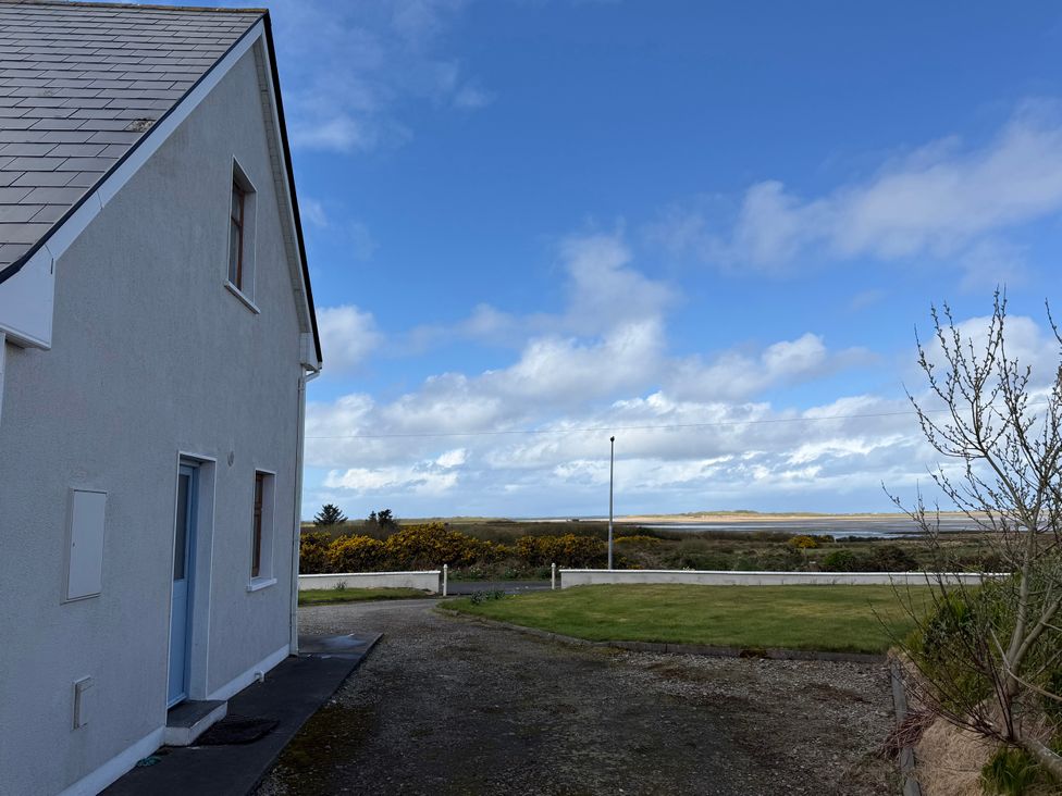 A house with a driveway and grass area at Geesala