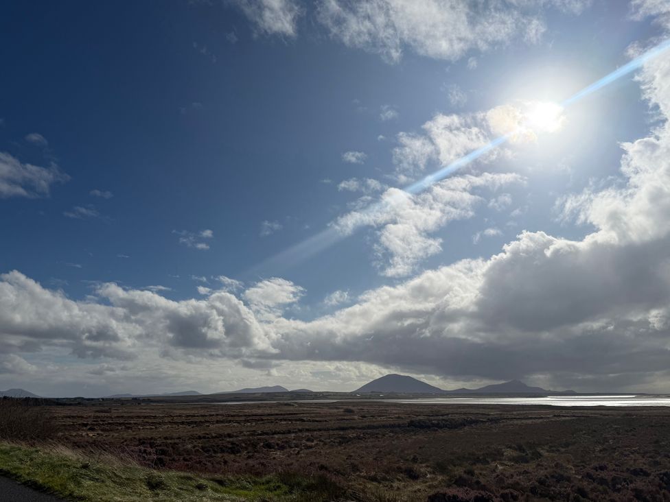 A landscape with clouds and sun in the sky at Geesala