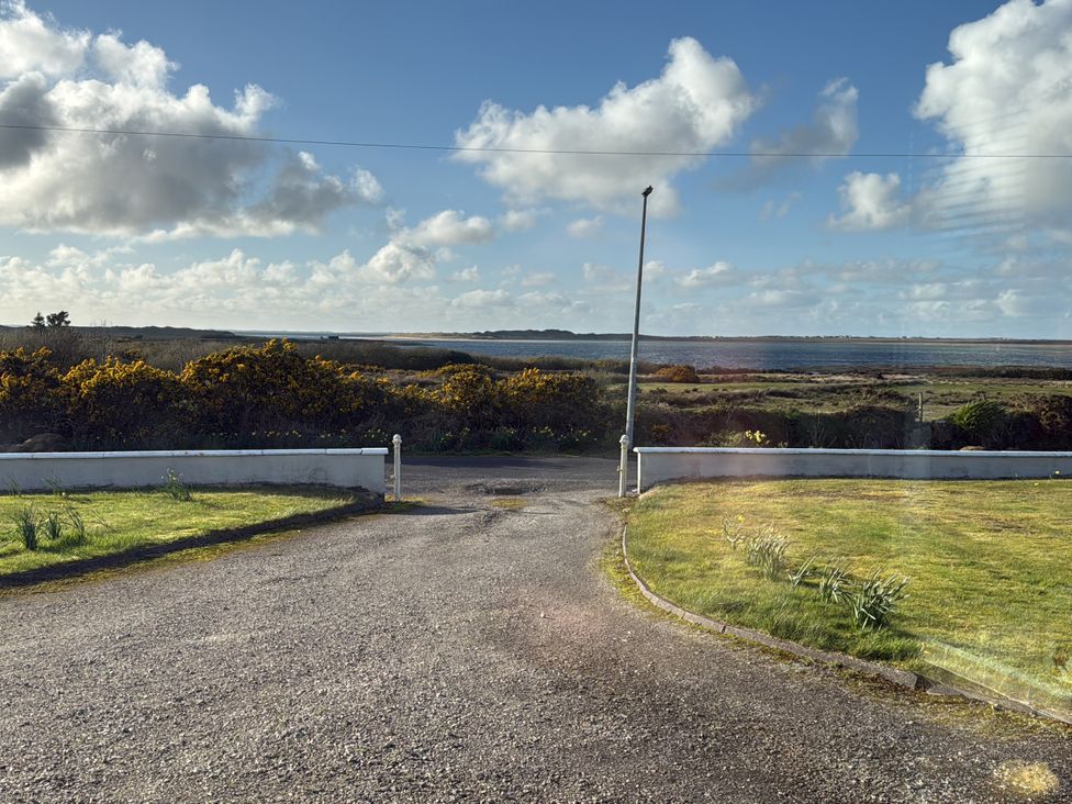 A view of a road leading to a field at Geesala