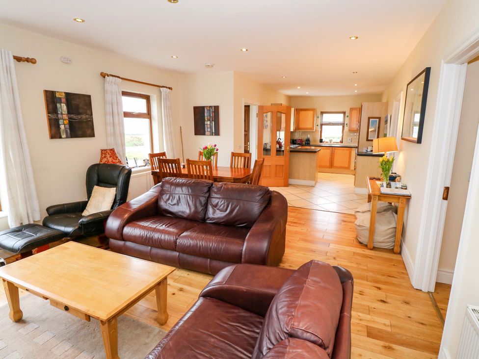 A living room with sofas and a dining area at Geesala in Gweesalia