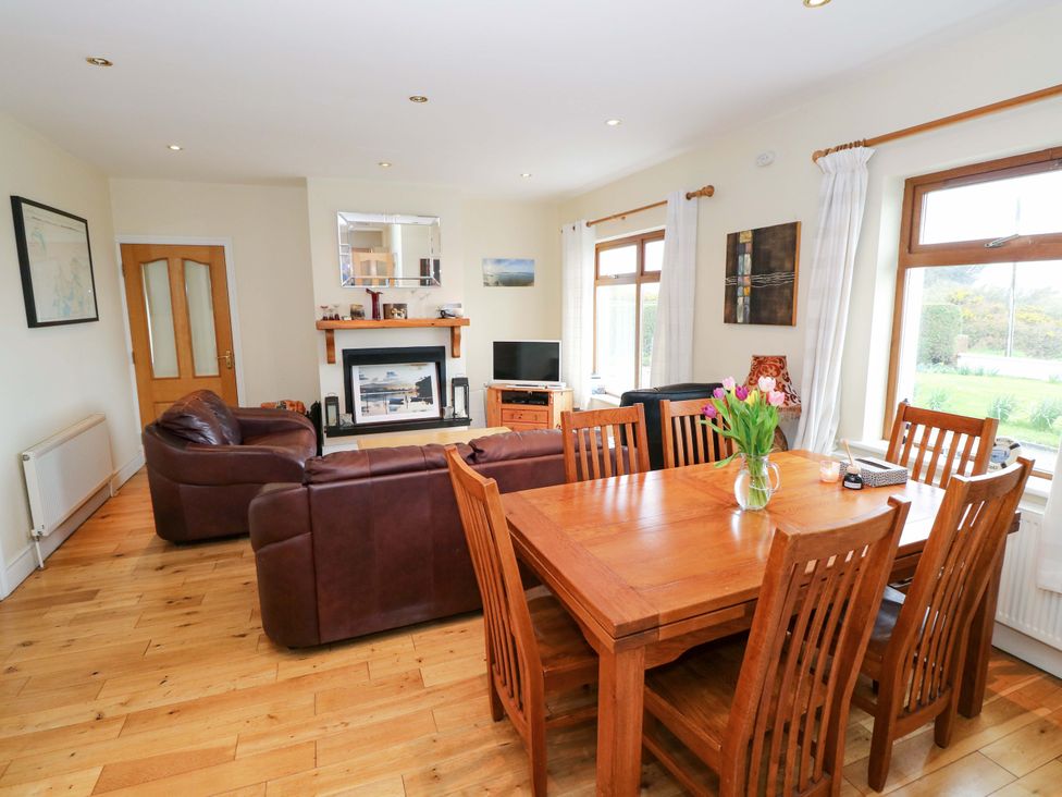 A living room with a sofa and dining area at Geesala in Gweesalia