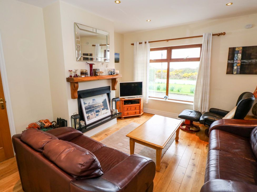 A living room with a sofa and coffee table at Geesala in Gweesalia
