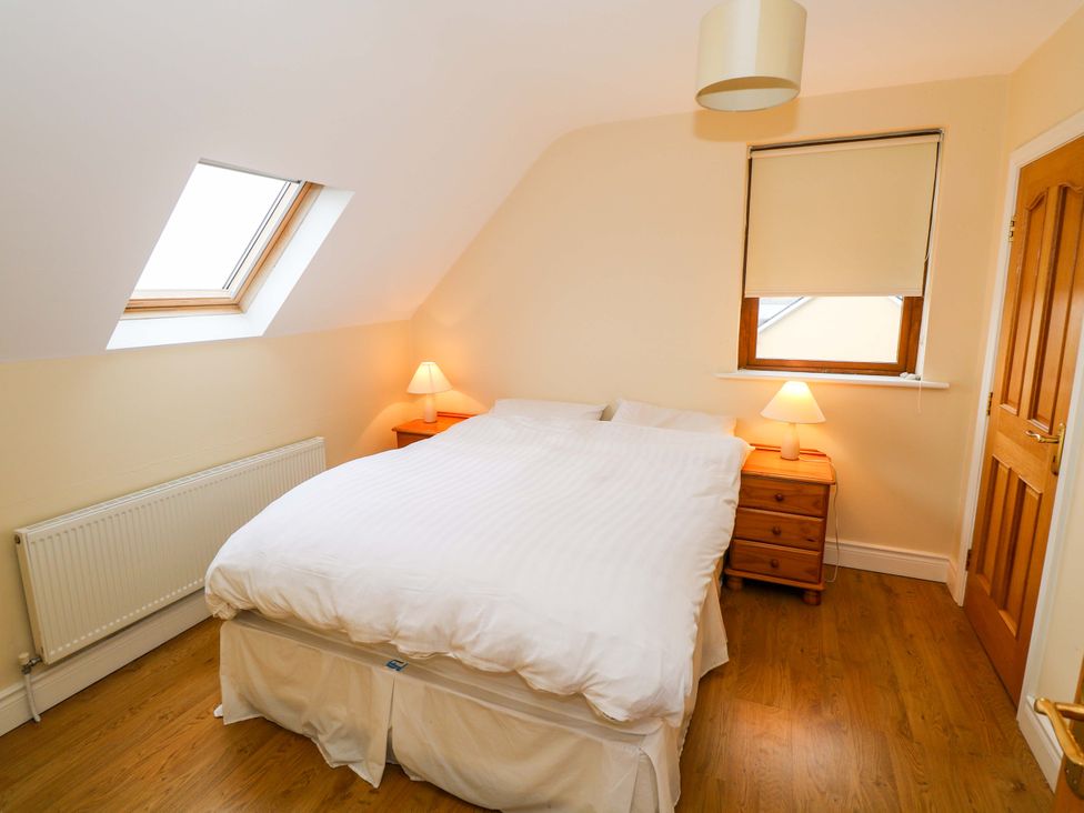 A bedroom with a bed and bedside tables at Geesala in Gweesalia