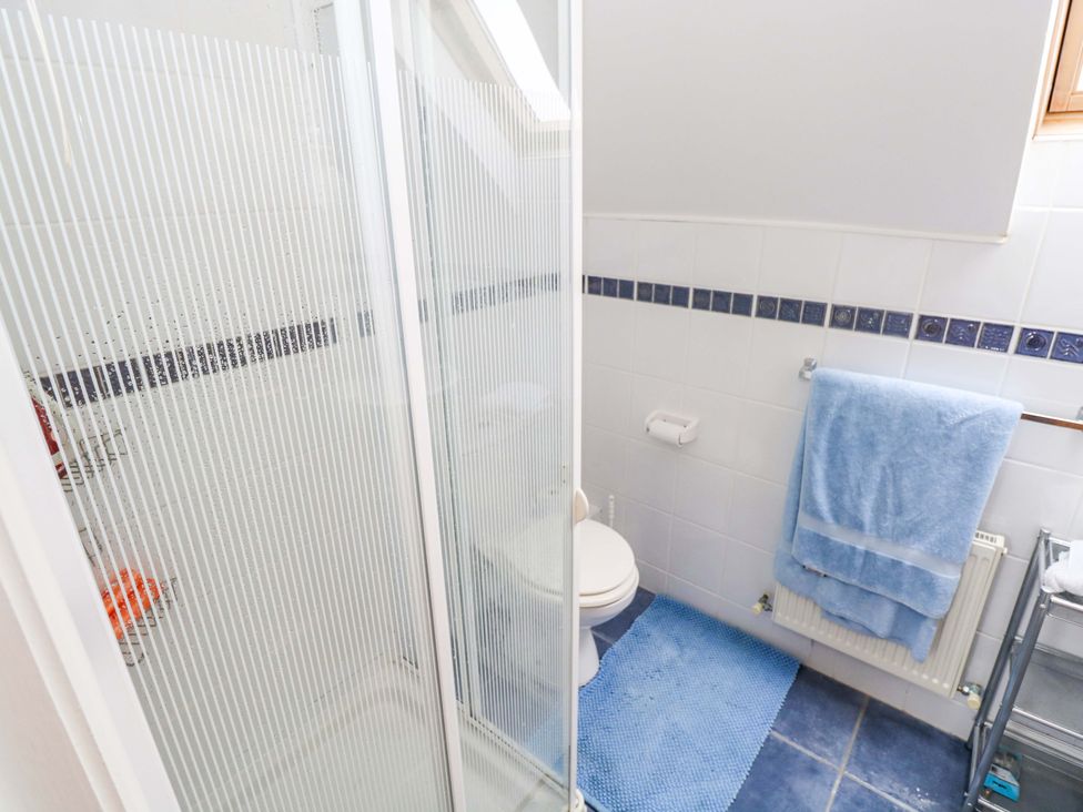 A bathroom with a shower and toilet at Geesala in Gweesalia