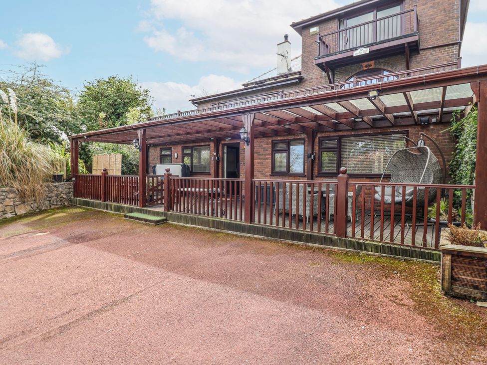 A deck with seating and plants at Acorns Holywell