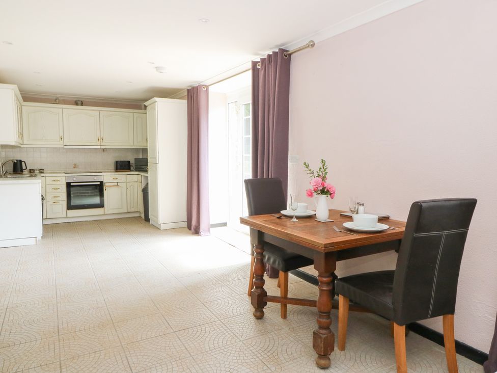 A kitchen with dining area in Garden apartment Llandysul