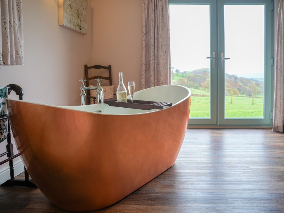 A bathtub with a view at Ystrad Wen in Llysdinam near Newbridge-On-Wye