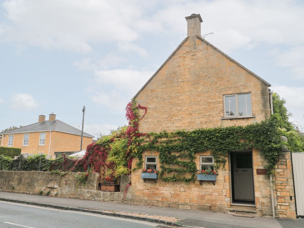 A house with ivy and flowers at Yarn Cottage in Broadway