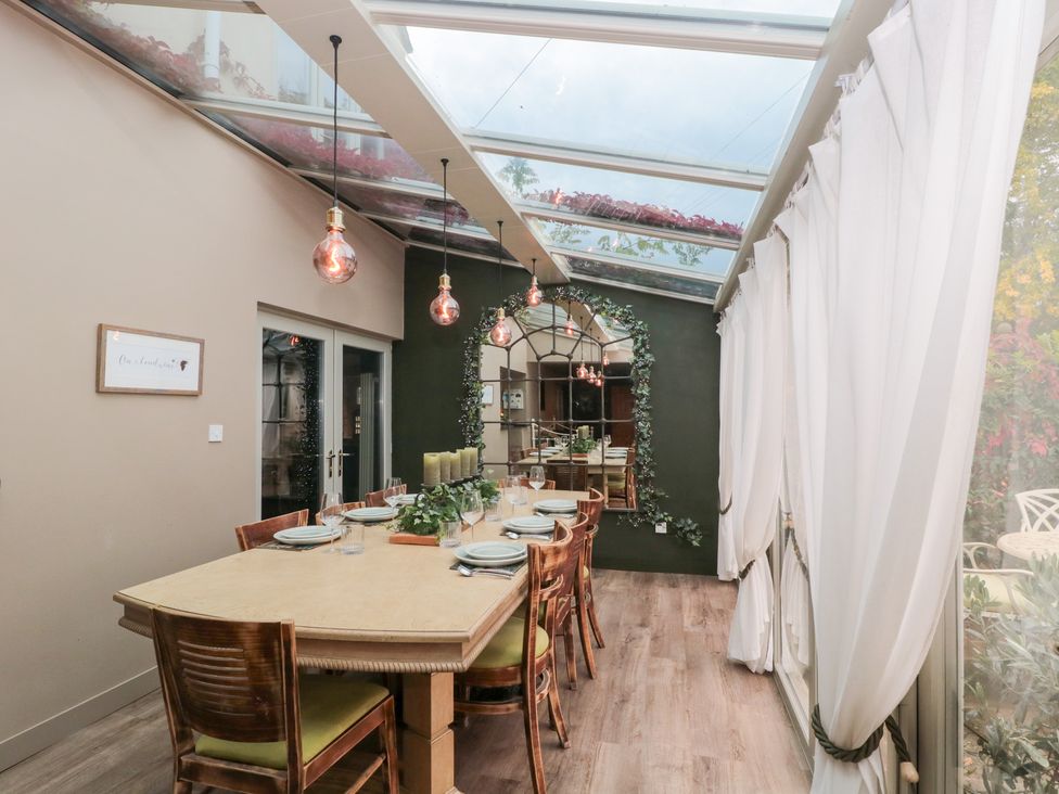 A dining room with table and chairs at Yarn Cottage in Broadway