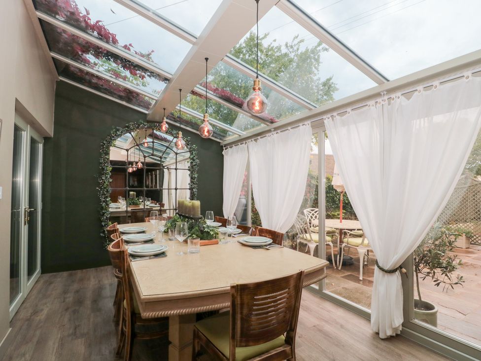 A dining room with a table and chairs at Yarn Cottage in Broadway
