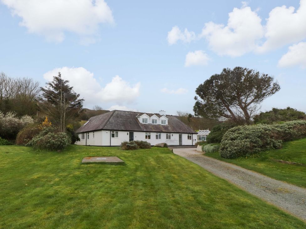 An exterior view of a house with garden at Belan Wen in Llanddona near Pentraeth