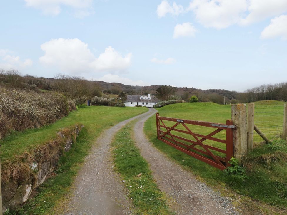 A driveway leading to a house with a gate at Belan Wen Llanddona near Pentraeth