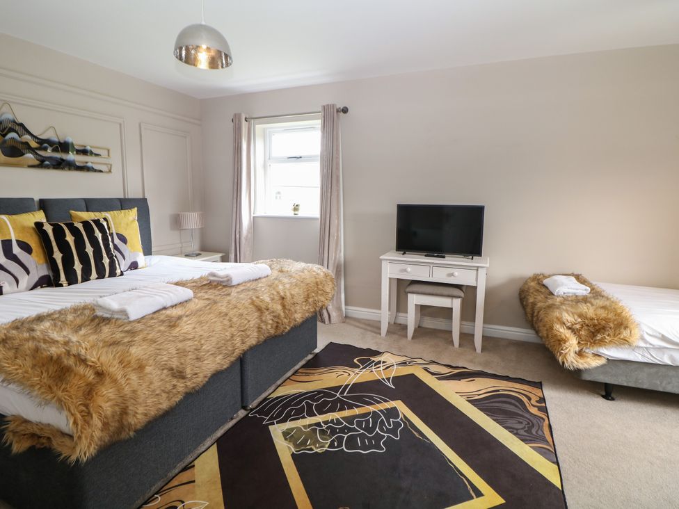 A bedroom with a double bed and a single bed at Hardwick in Darley Moor near Two Dales