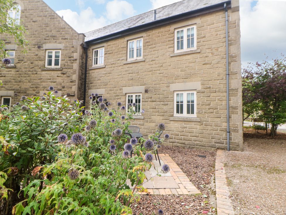 An outdoor area with a building and plants at Hartington in Darley Moor near Two Dales