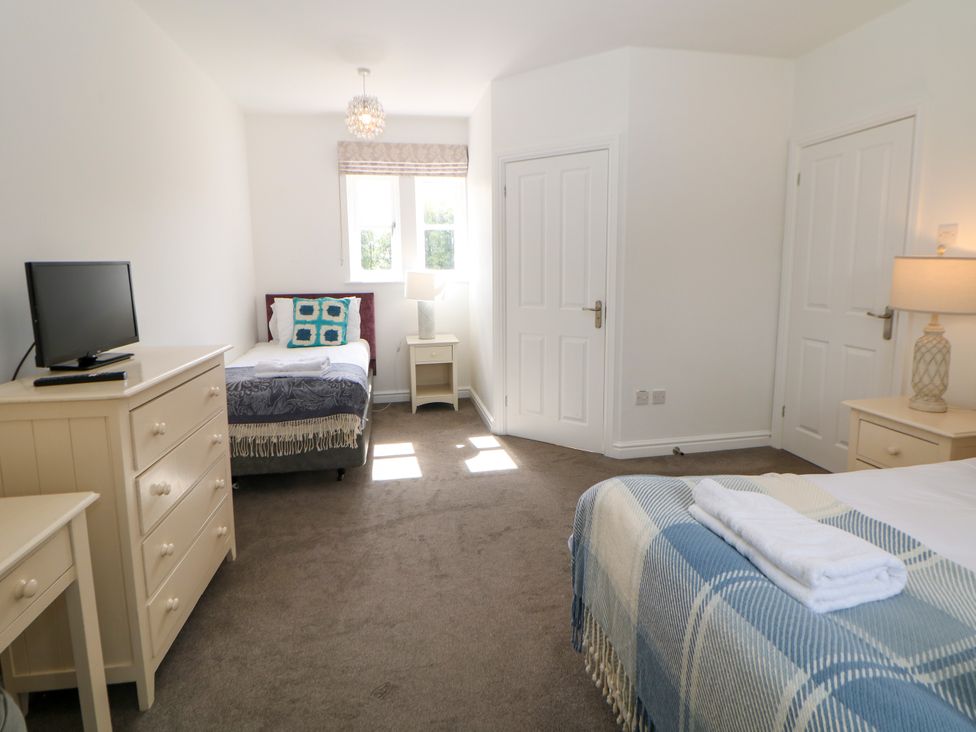 A bedroom with two beds and furniture at Riber Darley Moor near Two Dales