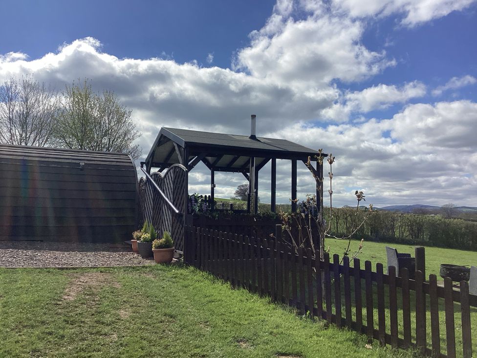 An outdoor area with a hut and fence at Cherry Pod 2 Hookagate near Meole Brace