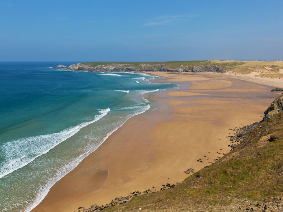 A beach with sand and waves at Carines Barns - Pol, Cubert