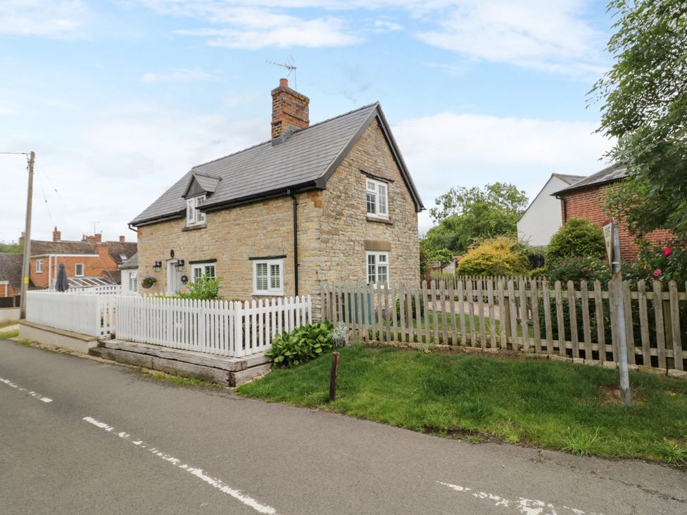 A house with a fence and garden at The Cottage in Ettington