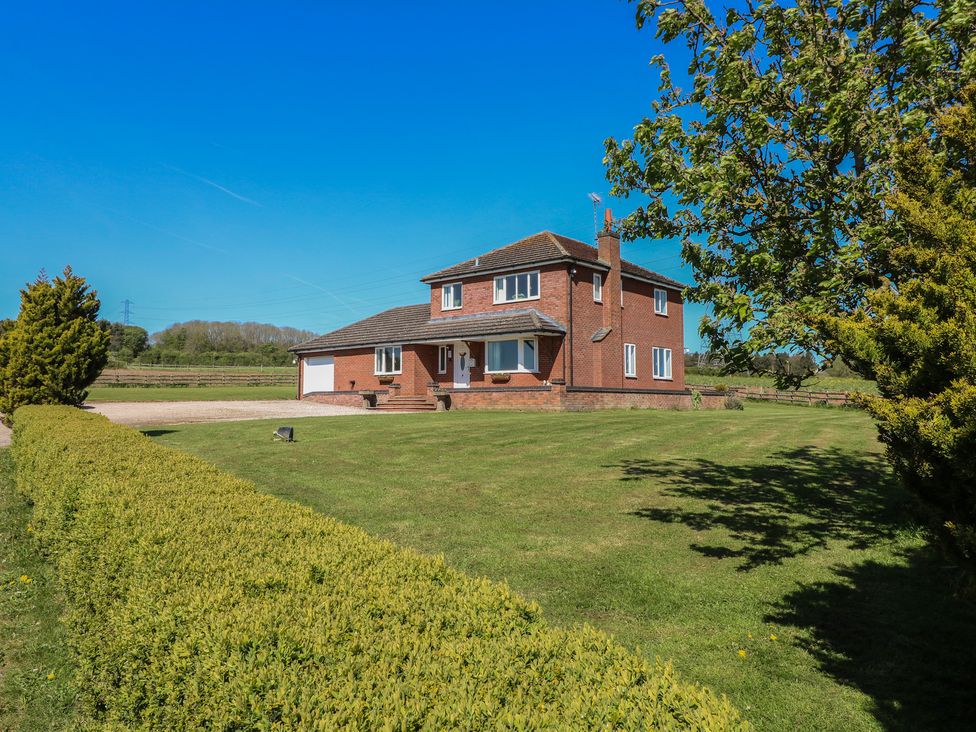 A house with grass and hedges at Tixall Manor Farm in Tixall near Great Haywood