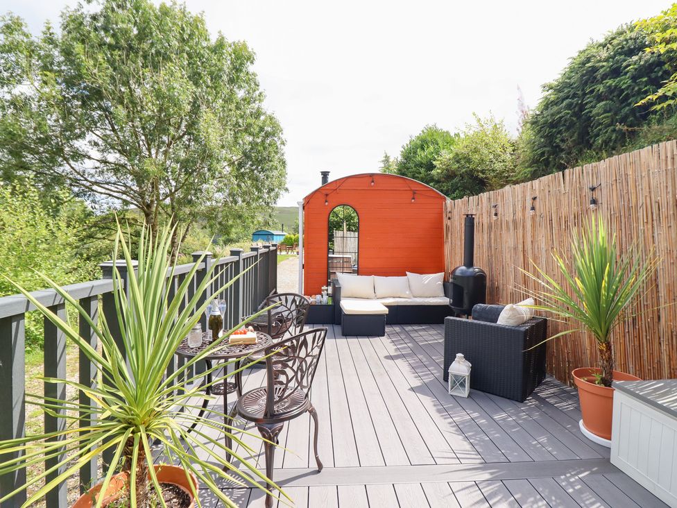 An outdoor area with seating and plants at Red Kite at Wild Valley Huts, Llanrhaeadr-Ym-Mochnant