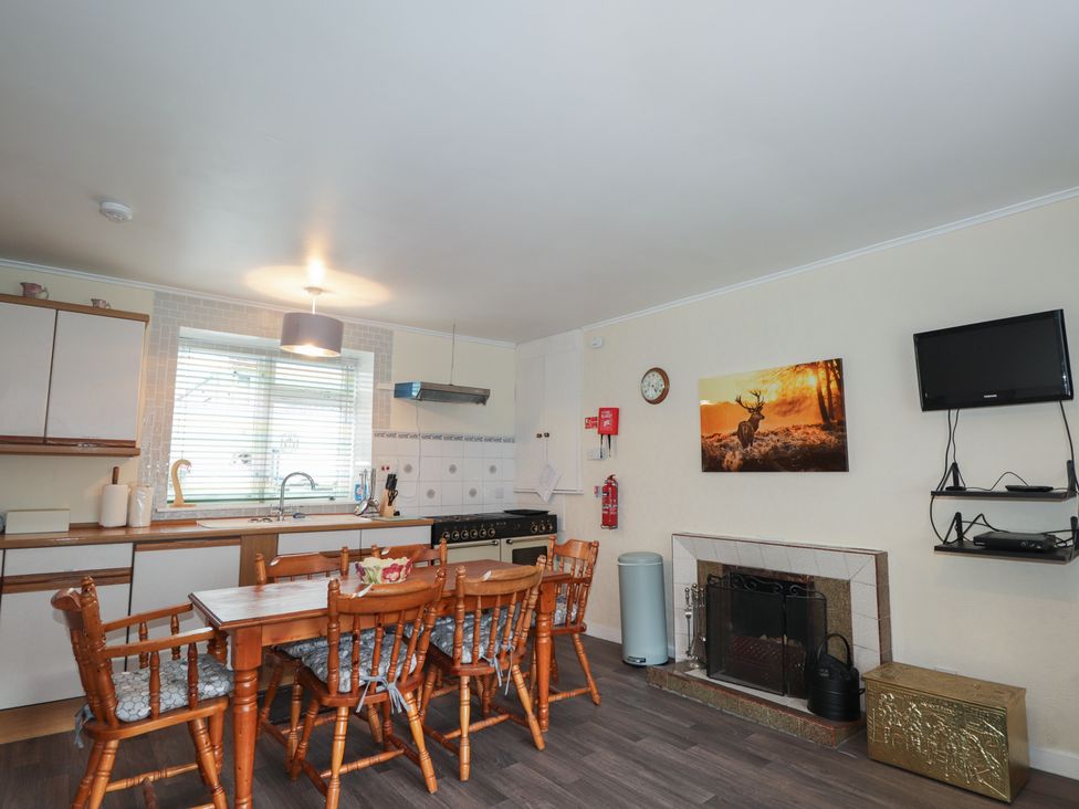 A kitchen with a dining table and chairs at Ivy House in Kingussie