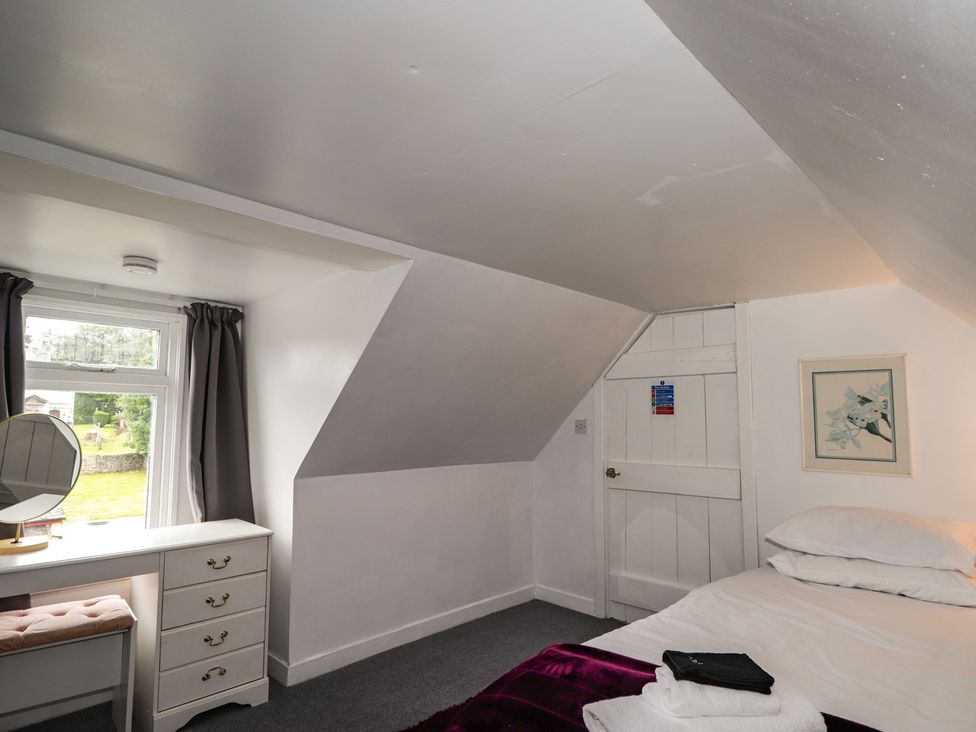 A bedroom with a bed and vanity table at Ivy House in Kingussie