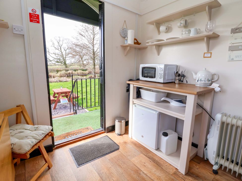 A kitchen with tableware and appliances at Quackin' Up