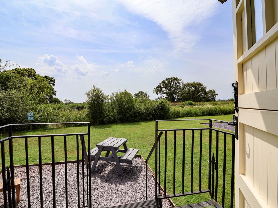 An outdoor area with a picnic table and chairs at Sid's Nest