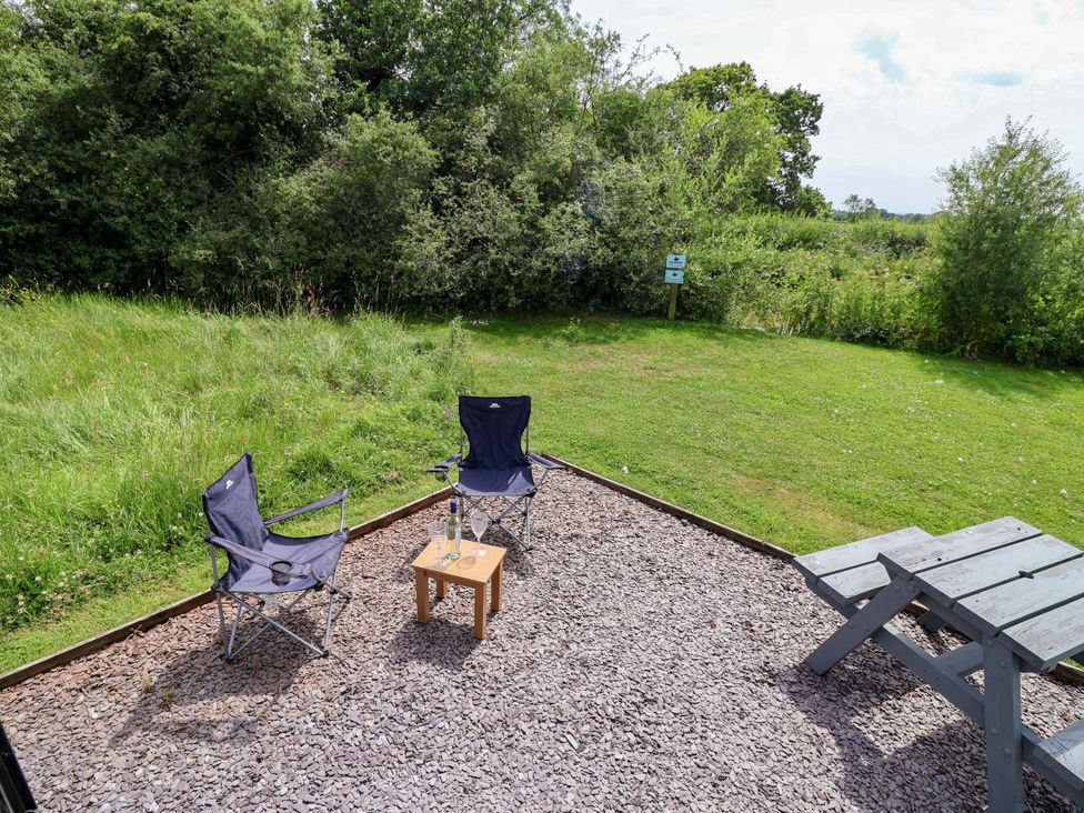 A garden area with chairs and a table at Sid's Nest