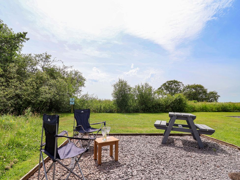 An outdoor area with chairs and a table at Sid's Nest