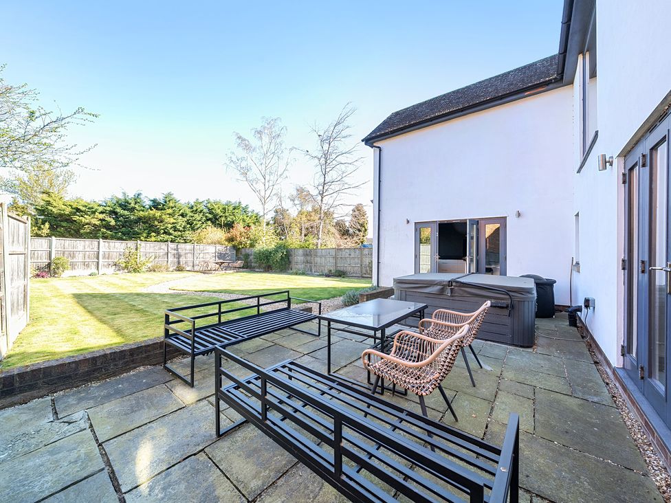 A garden with seating and hot tub at 8 Newmarket Road Royston
