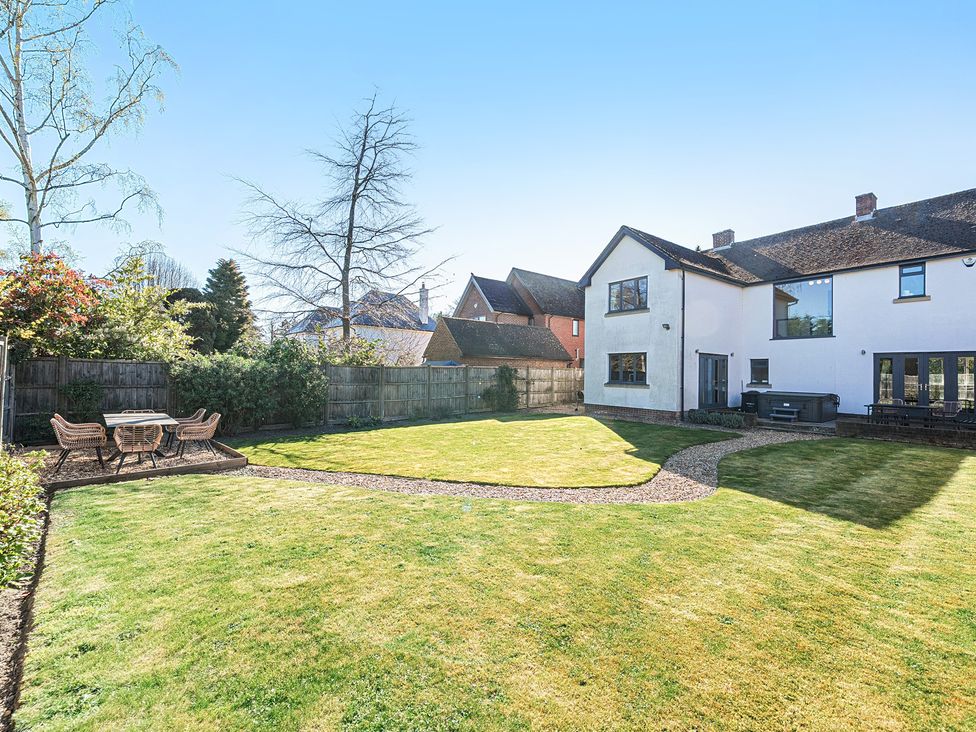 A garden with a table and chairs at 8 Newmarket Road Royston