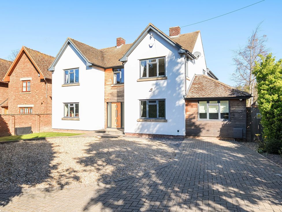 A house with a driveway and garden at 8 Newmarket Road Royston