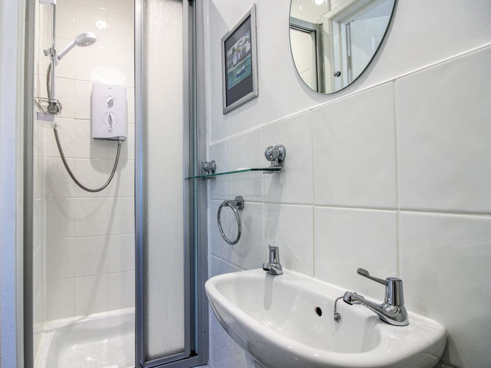 A bathroom featuring a shower and sink at 2 Channel View in Salcombe