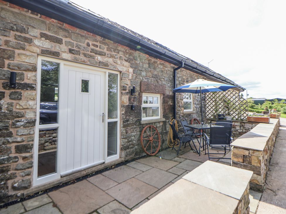 An outdoor area with a table and chairs at Sunbird Cottage in Biddulph