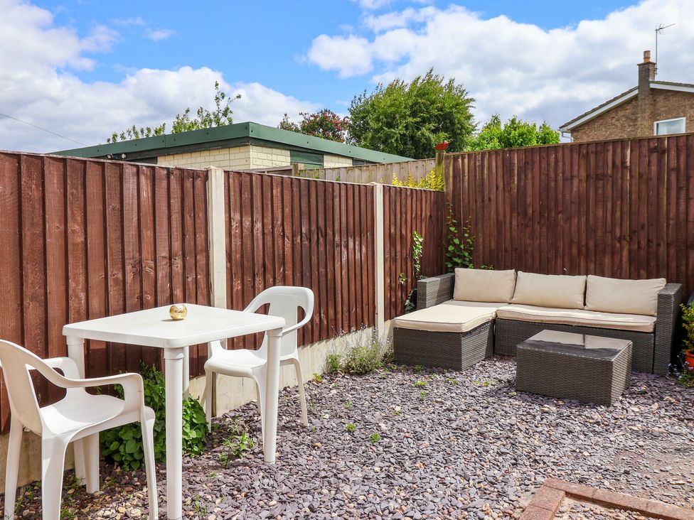 A garden with seating and a table at Bluebell Cottage in Brayton