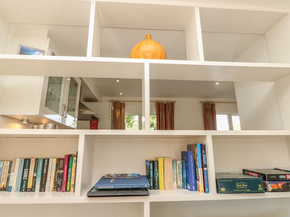 A kitchen with shelves holding books and a wooden object at Delaware M2 Yarmouth