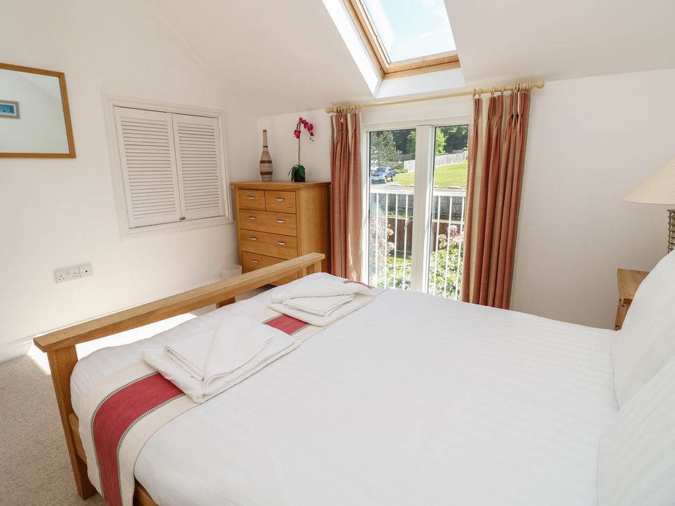 A bedroom with a bed and drawers at Delaware M2 in Yarmouth