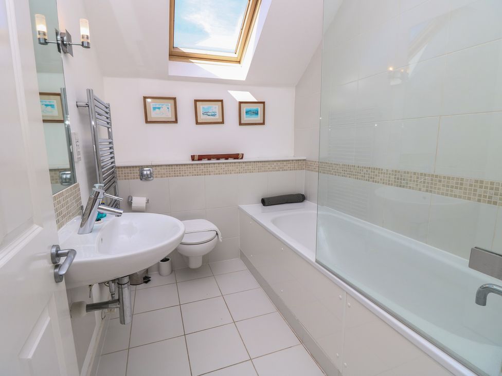 A bathroom with a bath tub, sink, and toilet at Delaware M2 in Yarmouth