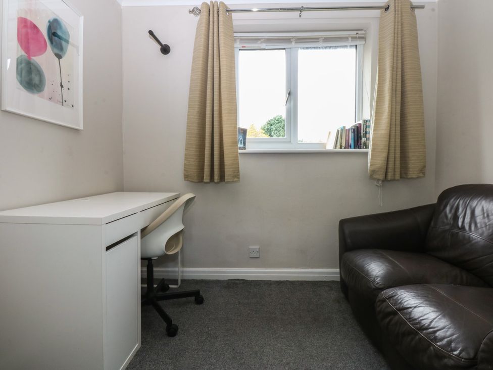 A study with a desk and chair at 2 Trem Y Don in Colwyn Bay
