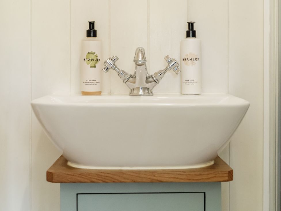 A sink with hand wash and hand cream at Hurdlemakers Hut in Piddletrenthide