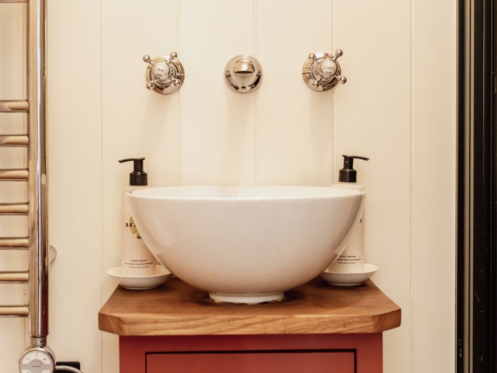 A sink with a basin and taps at Spindleberry Hut in Piddletrenthide
