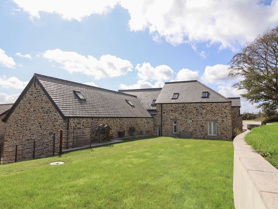 A stone house and lawn at The Granary in Chelfham near Barnstaple