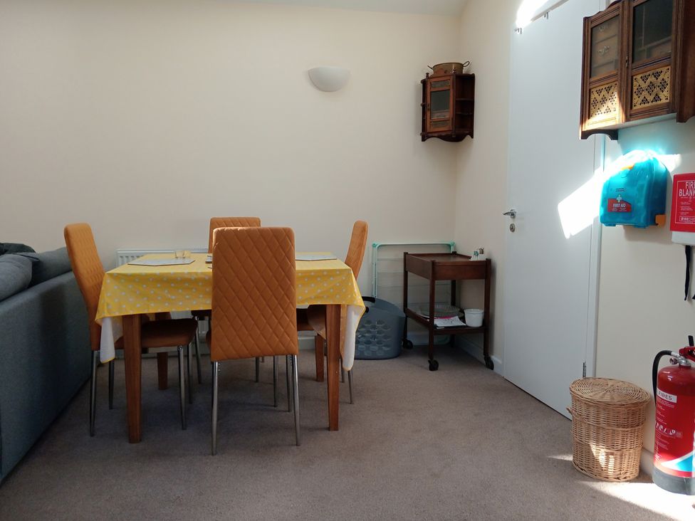 A dining room with a table and chairs at The Garden House Cottage in Whitstable