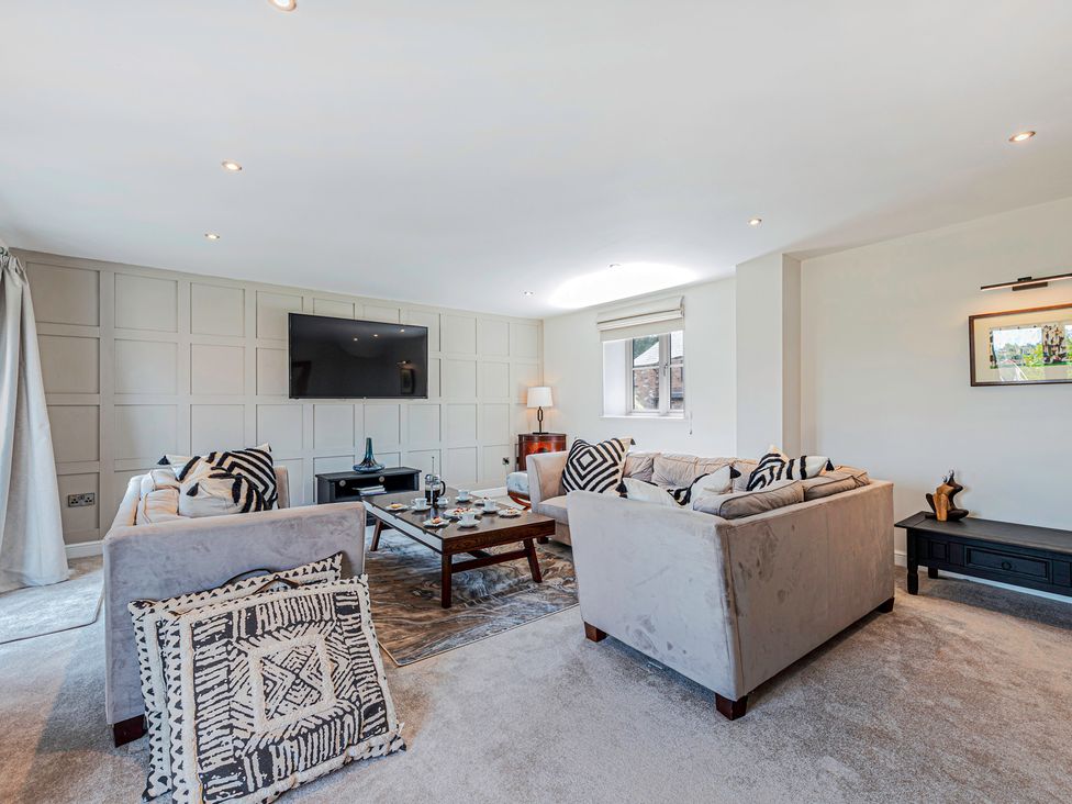 A living room with sofas and a coffee table at Fairvale House