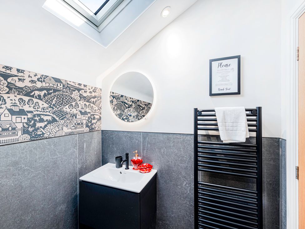 A bathroom with sink and mirror at Fairvale House