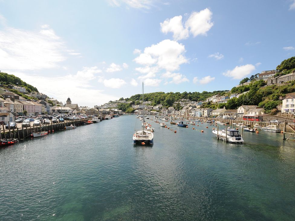 A harbor with boats and buildings along the water at 3 River View in Looe