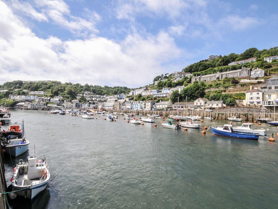 A harbor with boats and houses along the shore at 3 River View in Looe