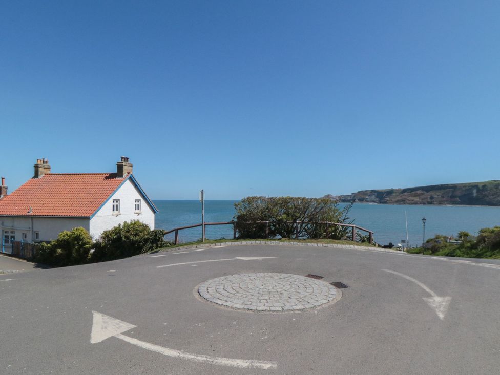 A roundabout with a house and ocean view at Rose Lodge in Runswick Bay near Staithes