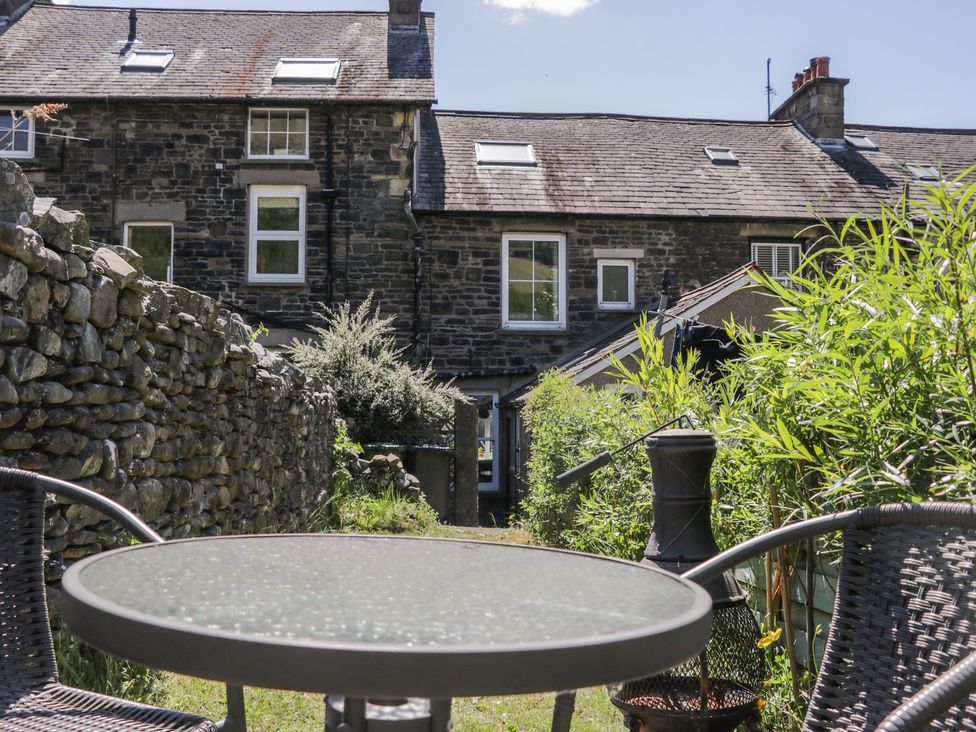 A garden with a table and chairs at Badgers, Sedbergh, Yorkshire Dales